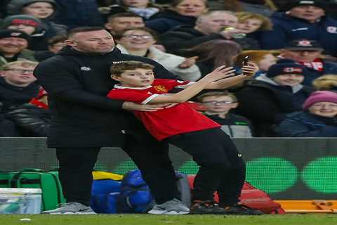 Man Utd legend Wayne Rooney poses for selfie with brazen pitch invader as young fan sprints up wing ..