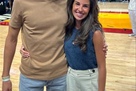 F1 star George Russell on big screen at NBA game with stunning girlfriend as Mercedes driver..