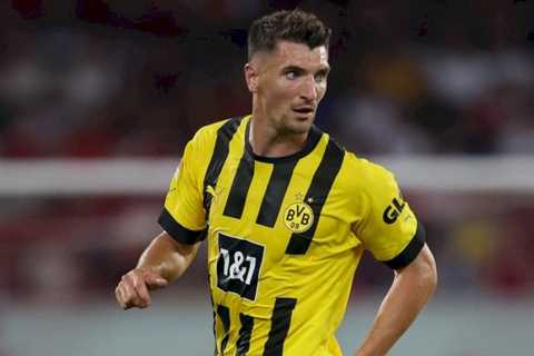 Manchester United turn to Dortmund full-back Thomas Meunier