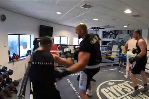 Watch Tyson Fury spar with 9-0 welterweight prospect Paddy Donovan as he ramps up preparations for..