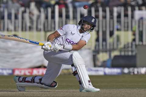 ‘What a mockery’ – Fans love it as Joe Root bats left-handed in madcap day as England set Pakistan..