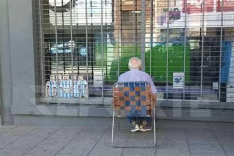 Photo of 83-year-old Argentina fan watching World Cup on chair outside shop goes viral and sparks..