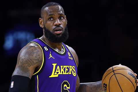 LeBron James Calls Himself A “Pass First” Player, Twitter Reacts