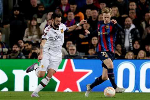 Manchester United handed transfer blow as Frenkie de Jong makes statement on Barcelona future