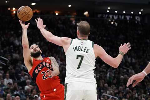 Bucks rally in final quarter to tip Raptors 118-111