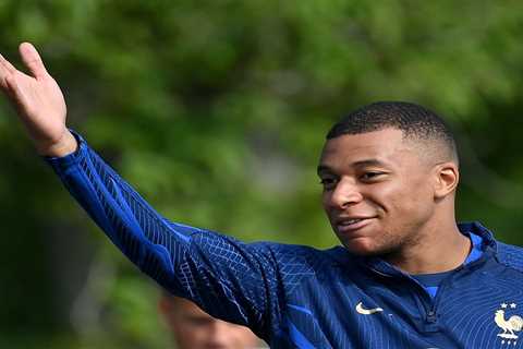 Chelsea set to join Man Utd in Kylian Mbappe transfer race after PSG star’s bombshell transfer..