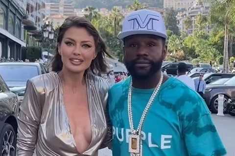 Floyd Mayweather Tries to Confiscate Playboy Model's Purse in Playful Encounter