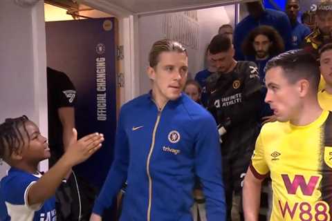 Conor Gallagher Criticized for Snubbing Chelsea Mascot Before Burnley Match