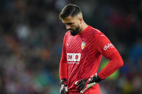 PSG and Chelsea Compete for €35M-Rated Valencia Goalkeeper