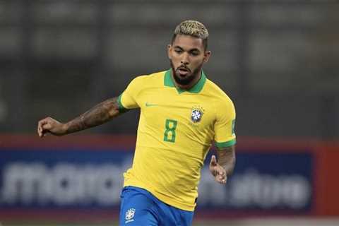 How much did Juventus pay as commission to sign Douglas Luiz?