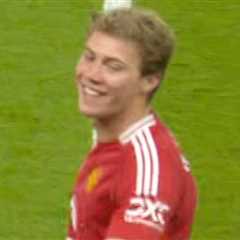 Fitness Tracker Fiasco: Chelsea-Man Utd Match Paused as Hojlund Can't Stop Laughing at His Own..