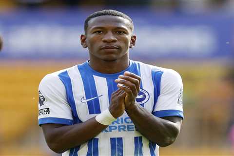 United's Bizarre Estupinan Chase Has Fans Scratching Their Heads
