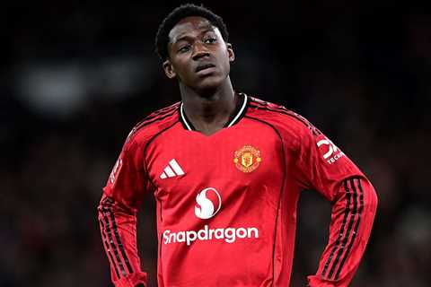 Carrick Backs Building Man Utd Team Around Kobbie Mainoo